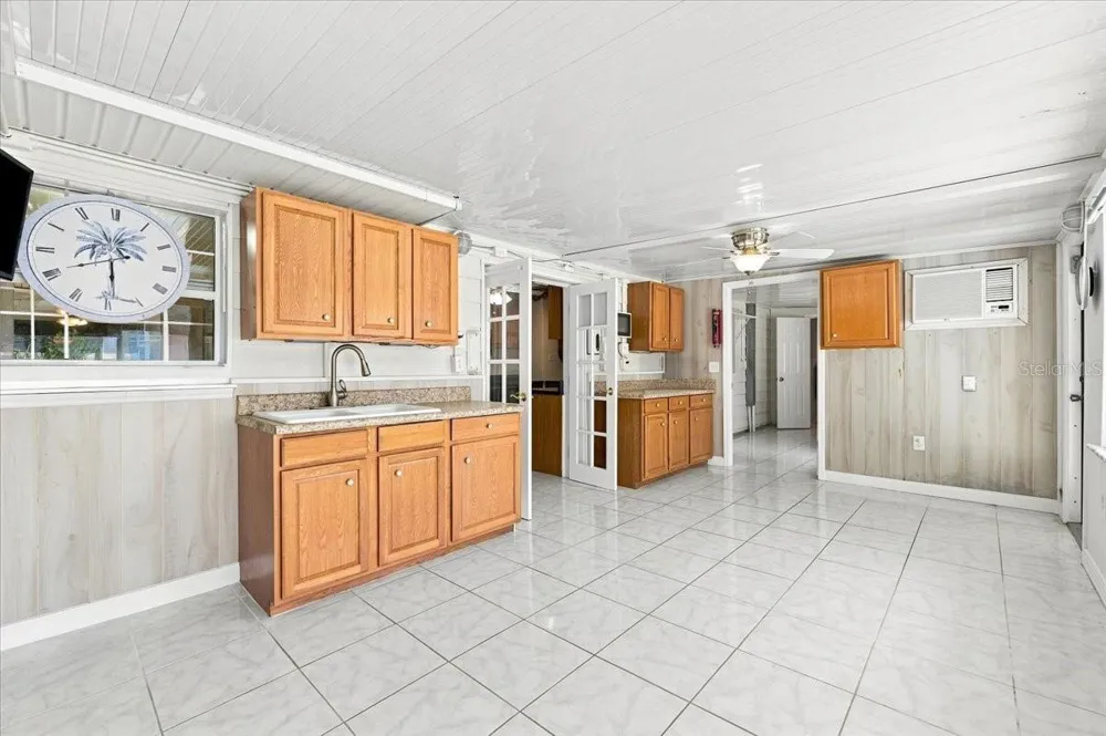 122 W COLLINS STREET Lakeland, FL 33805