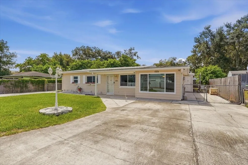 122 W COLLINS STREET Lakeland, FL 33805