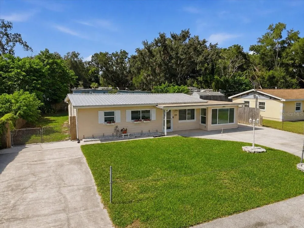 122 W COLLINS STREET Lakeland, FL 33805