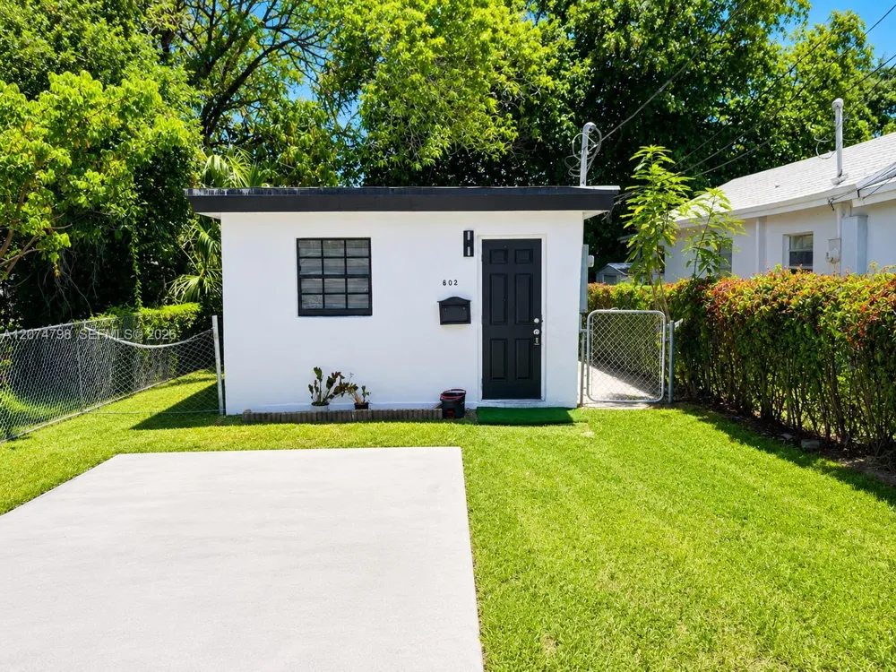 802 NW 3rd Ter Hallandale Beach, FL 33009