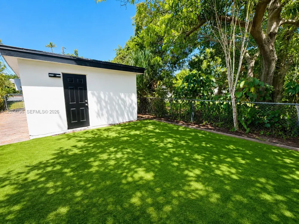 802 NW 3rd Ter Hallandale Beach, FL 33009