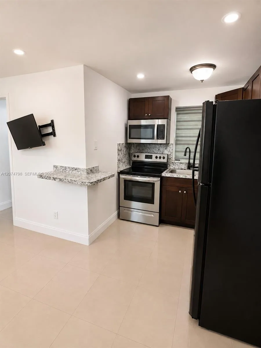 802 NW 3rd Ter Hallandale Beach, FL 33009
