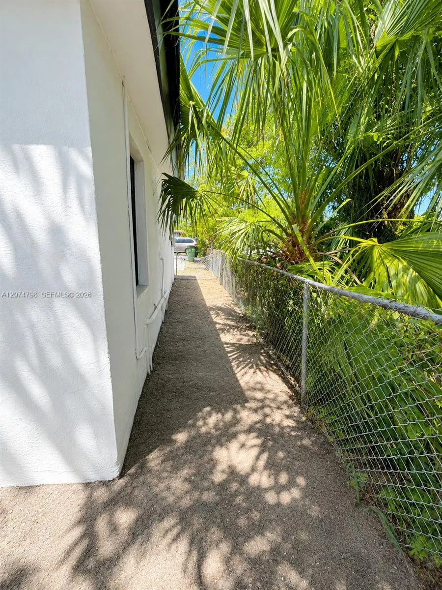 802 NW 3rd Ter Hallandale Beach, FL 33009