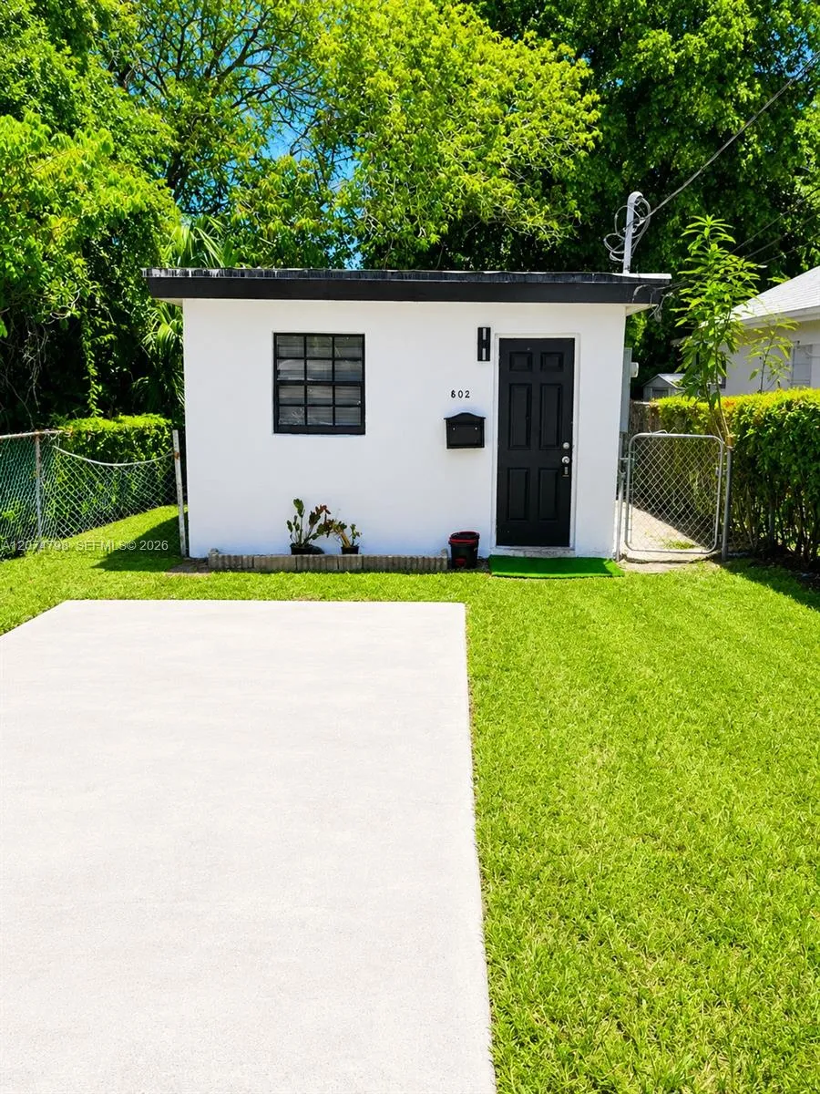 802 NW 3rd Ter Hallandale Beach, FL 33009