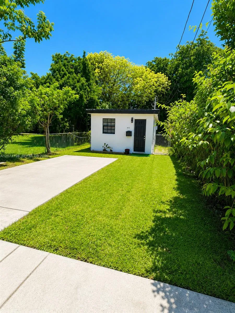 802 NW 3rd Ter Hallandale Beach, FL 33009