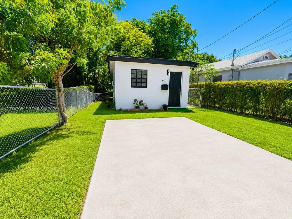 802 NW 3rd Ter Hallandale Beach, FL 33009