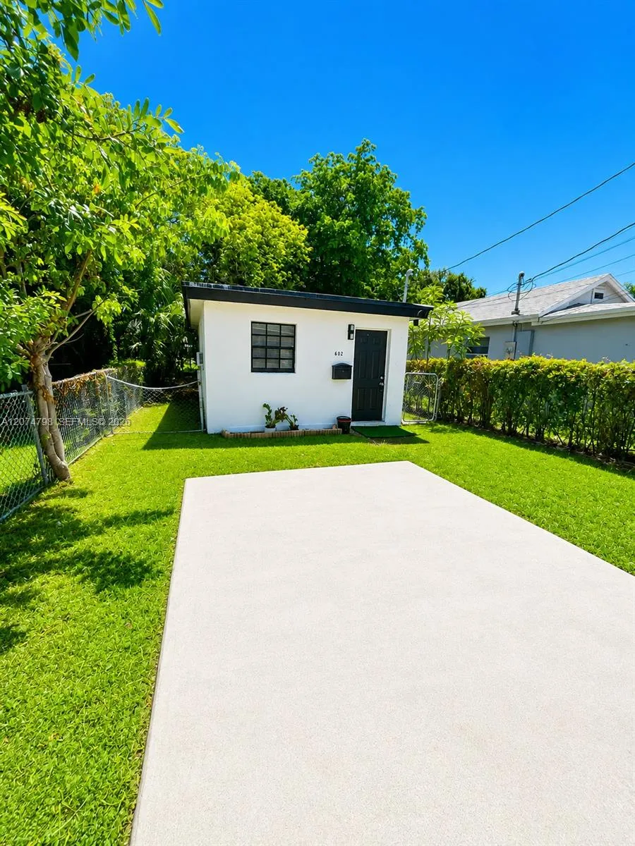 802 NW 3rd Ter Hallandale Beach, FL 33009