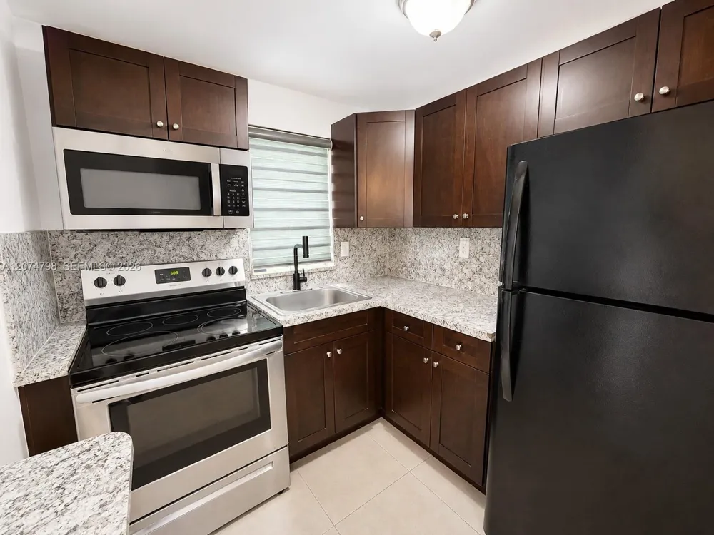 802 NW 3rd Ter Hallandale Beach, FL 33009