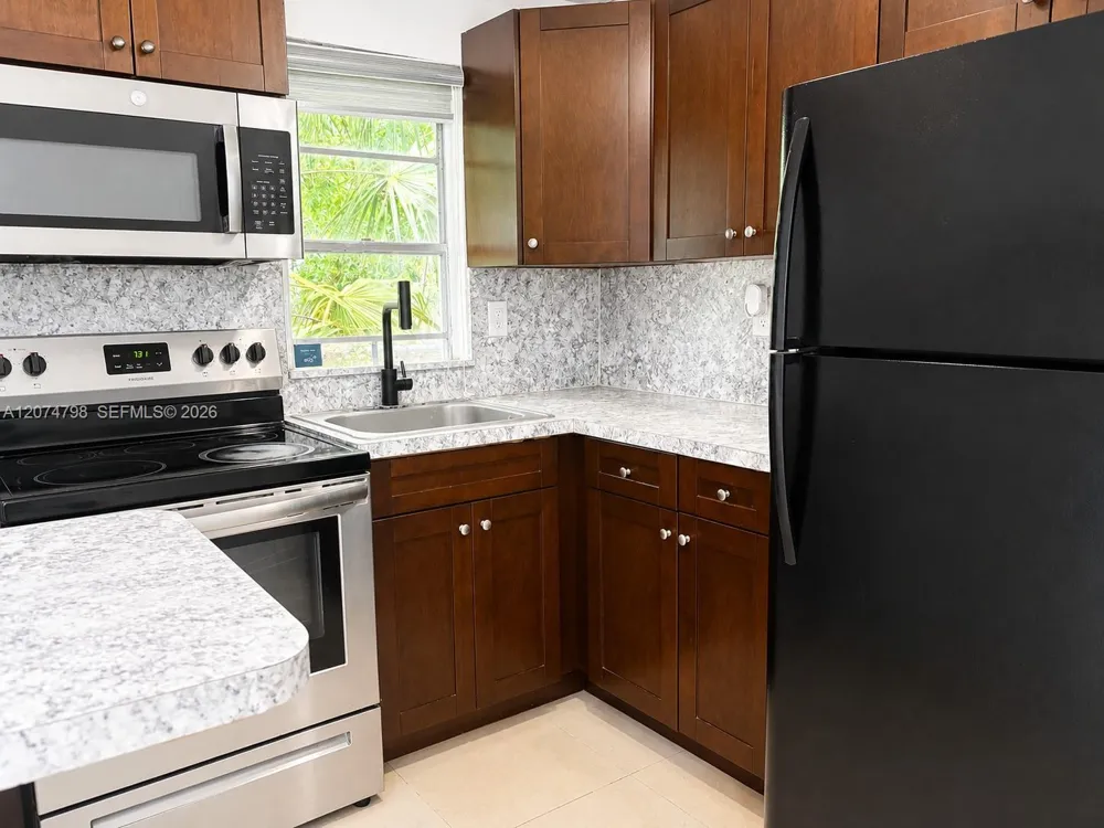 802 NW 3rd Ter Hallandale Beach, FL 33009