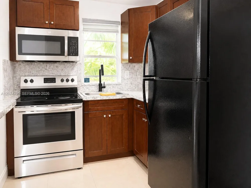 802 NW 3rd Ter Hallandale Beach, FL 33009