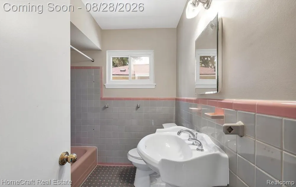 9987 BRADY Redford Charter Township, MI 48239