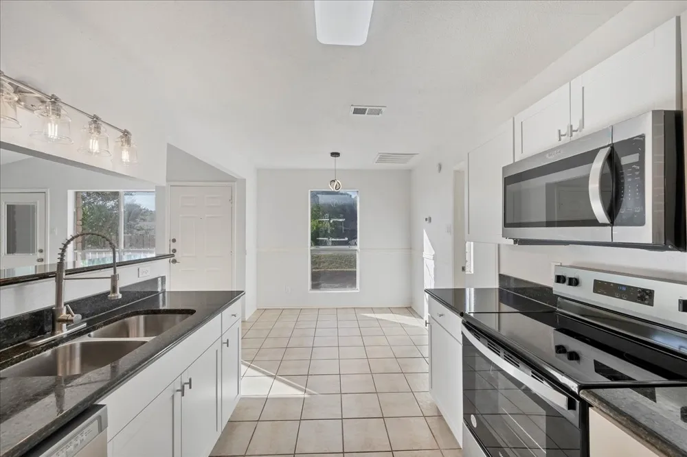 421 Fantail Loop #B Lakeway, TX 78734