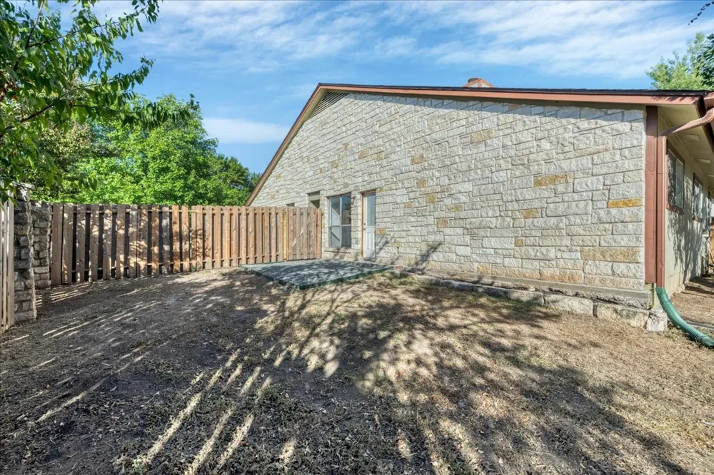 421 Fantail Loop #B Lakeway, TX 78734
