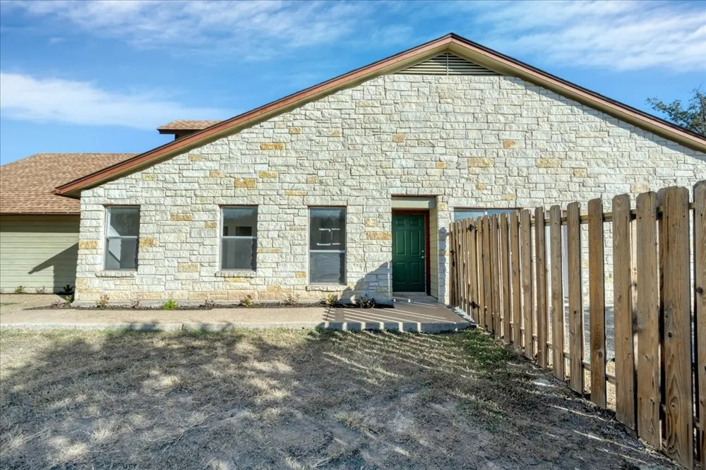 421 Fantail Loop #B Lakeway, TX 78734