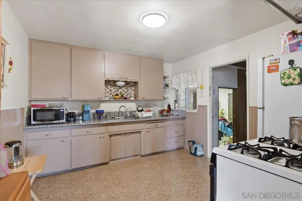 986 9th St Imperial Beach, CA 91932