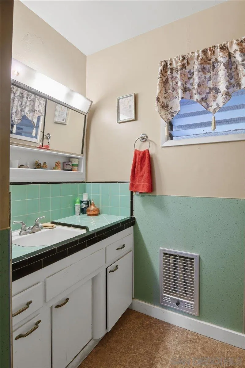 986 9th St Imperial Beach, CA 91932