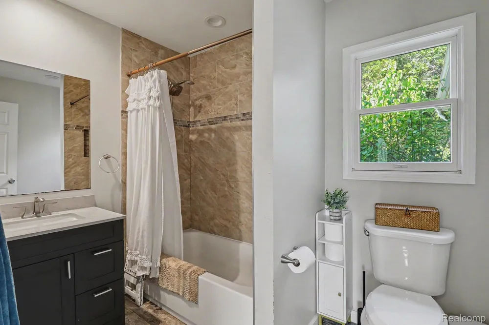 249 S Coats Road Oxford Charter Township, MI 48371