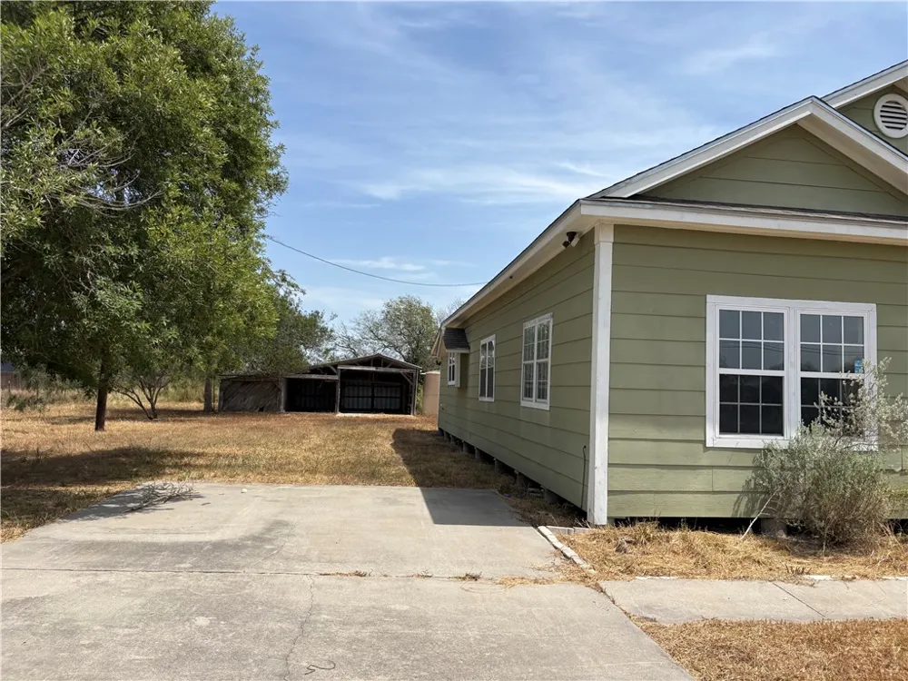 131 W Oregon Street Bishop, TX 78343