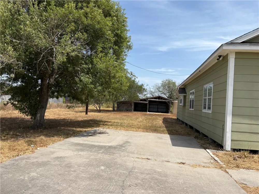 131 W Oregon Street Bishop, TX 78343