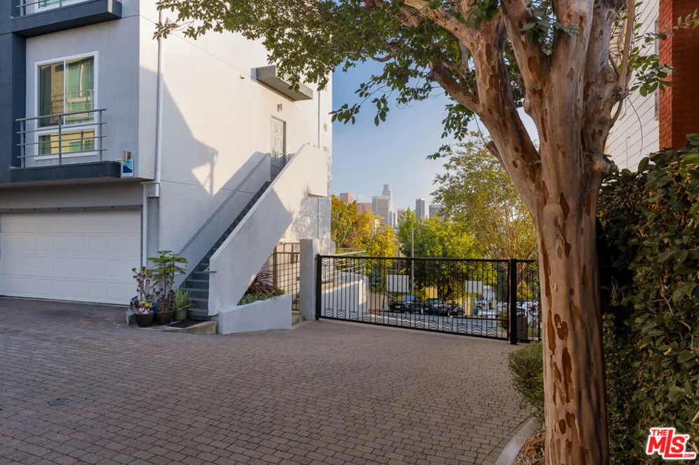 1098 Everett Place Los Angeles, CA 90026