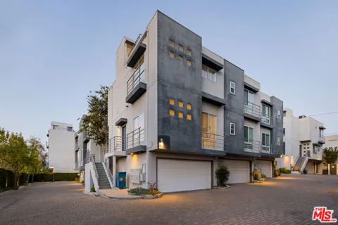 1098 Everett Place