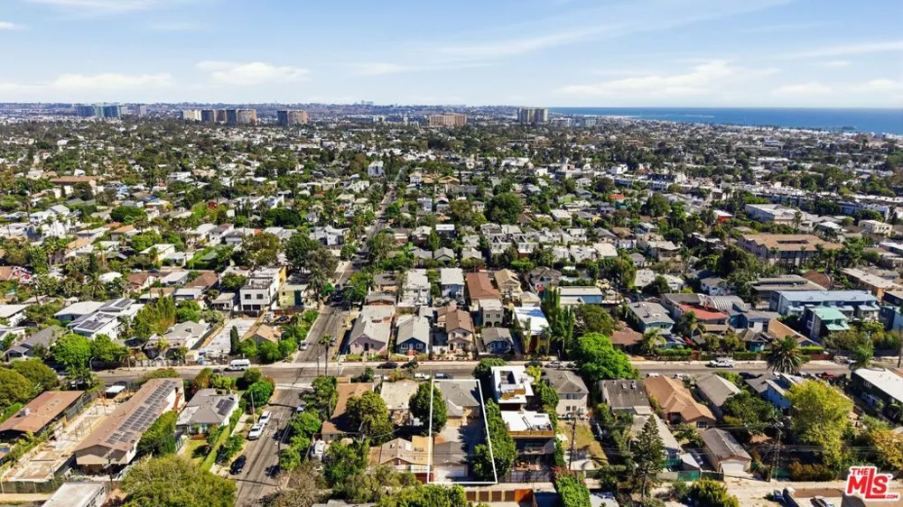 563 Brooks Avenue Venice, CA 90291