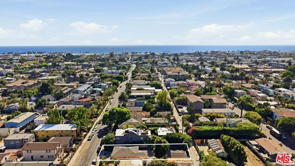 563 Brooks Avenue Venice, CA 90291