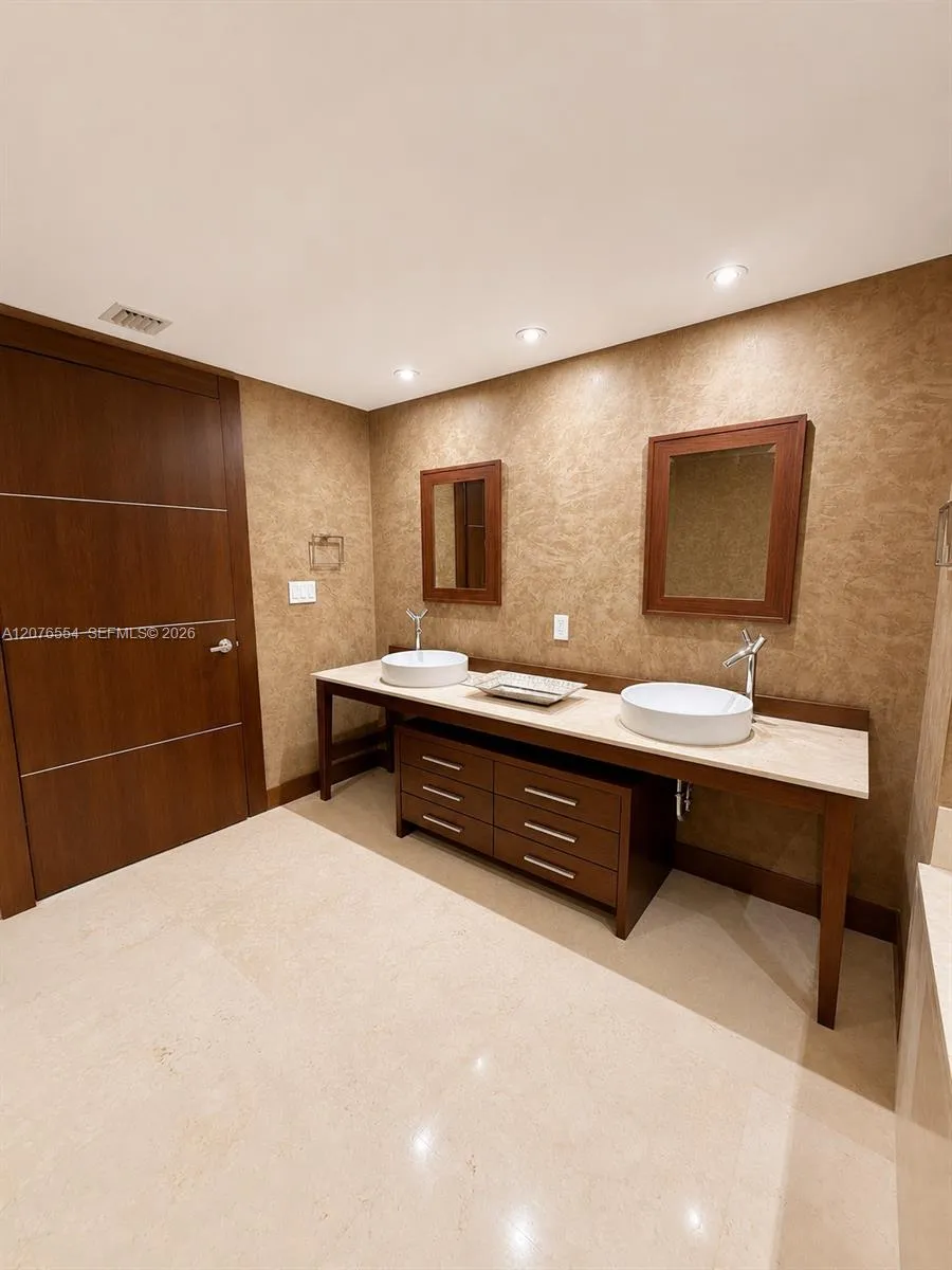 465 Brickell Ave #5605 Miami, FL 33131