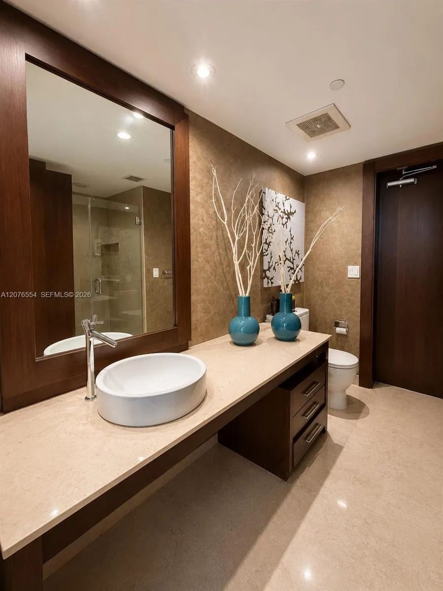 465 Brickell Ave #5605 Miami, FL 33131