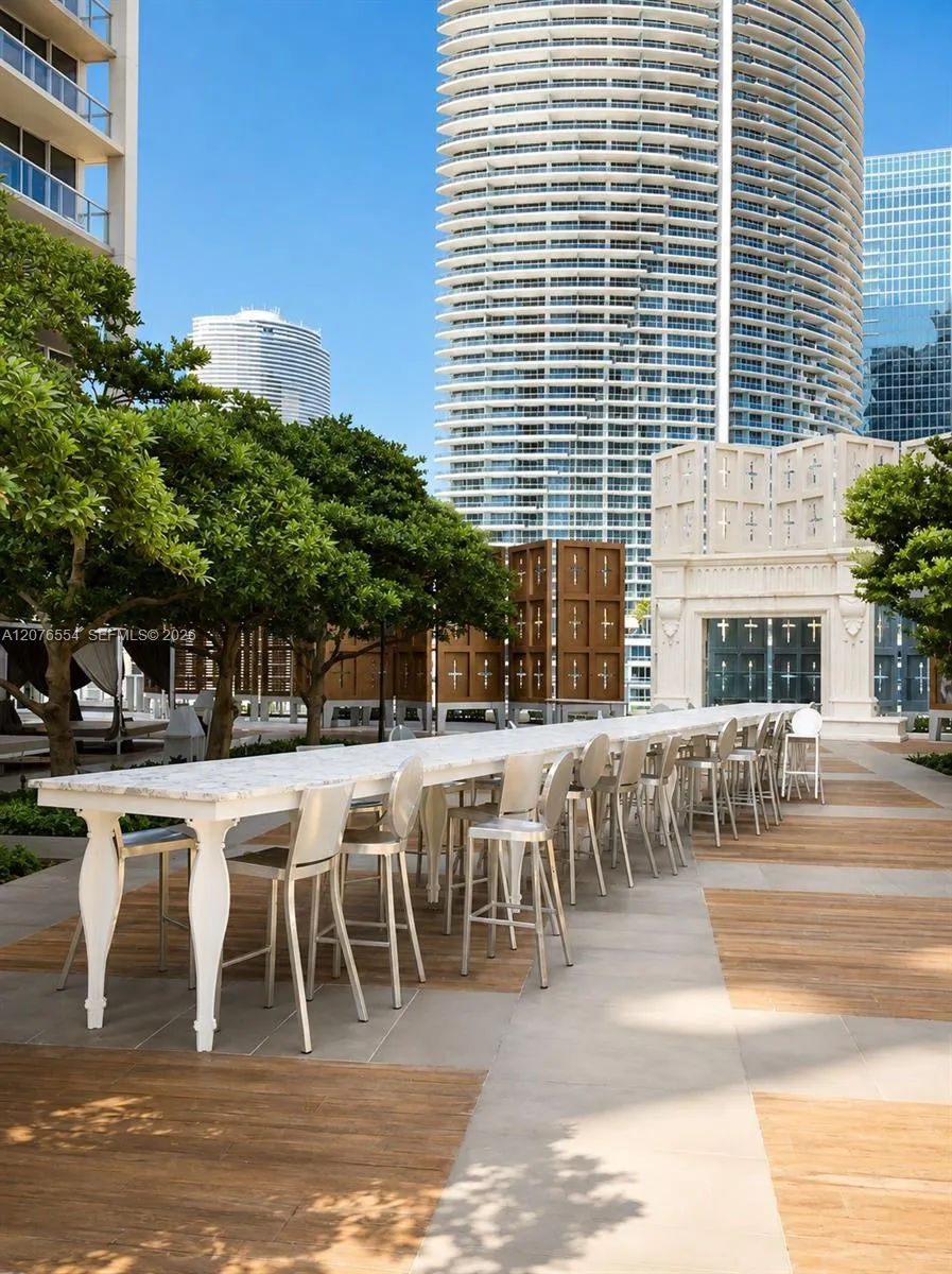 465 Brickell Ave #5605 Miami, FL 33131