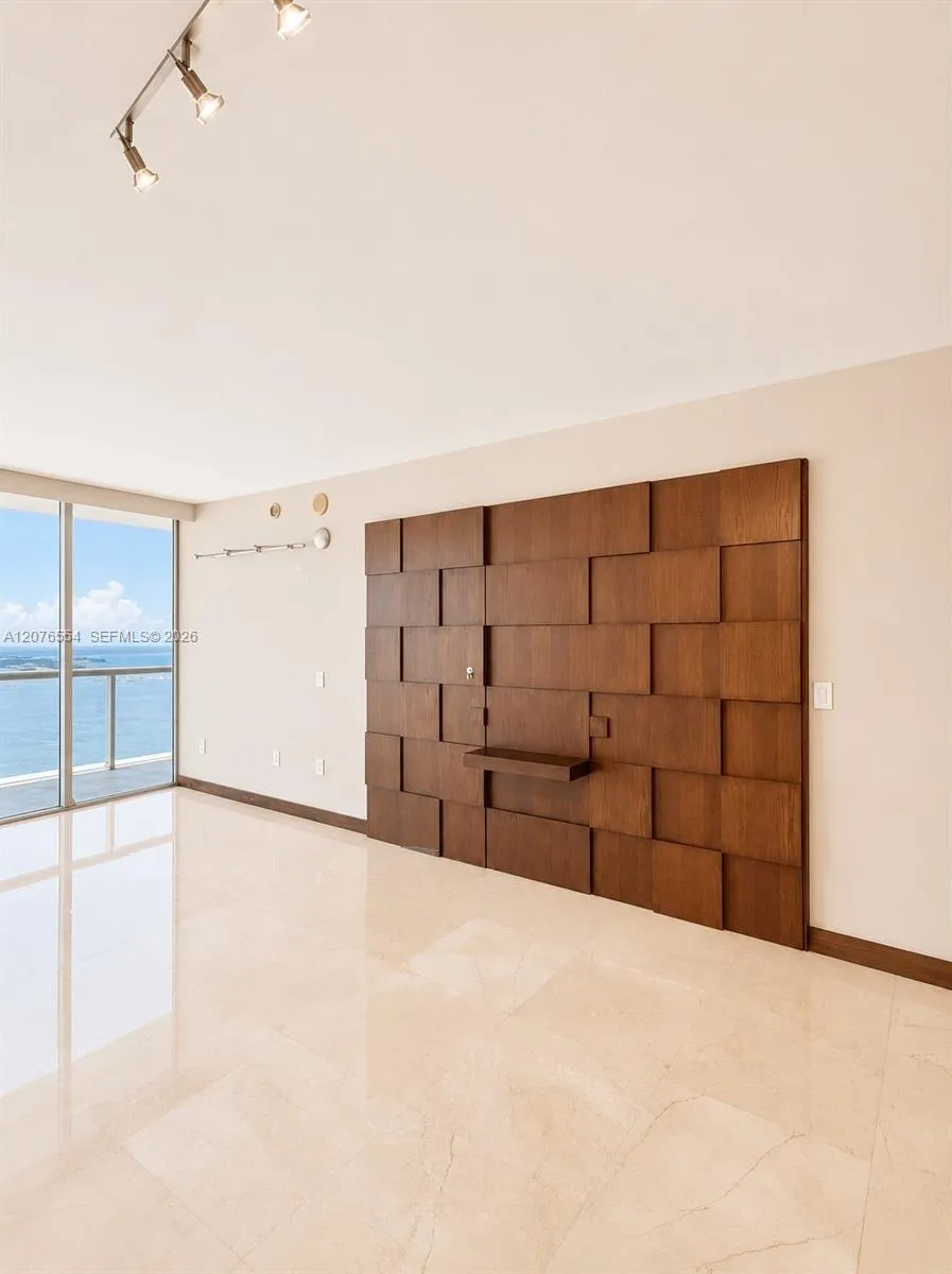 465 Brickell Ave #5605 Miami, FL 33131