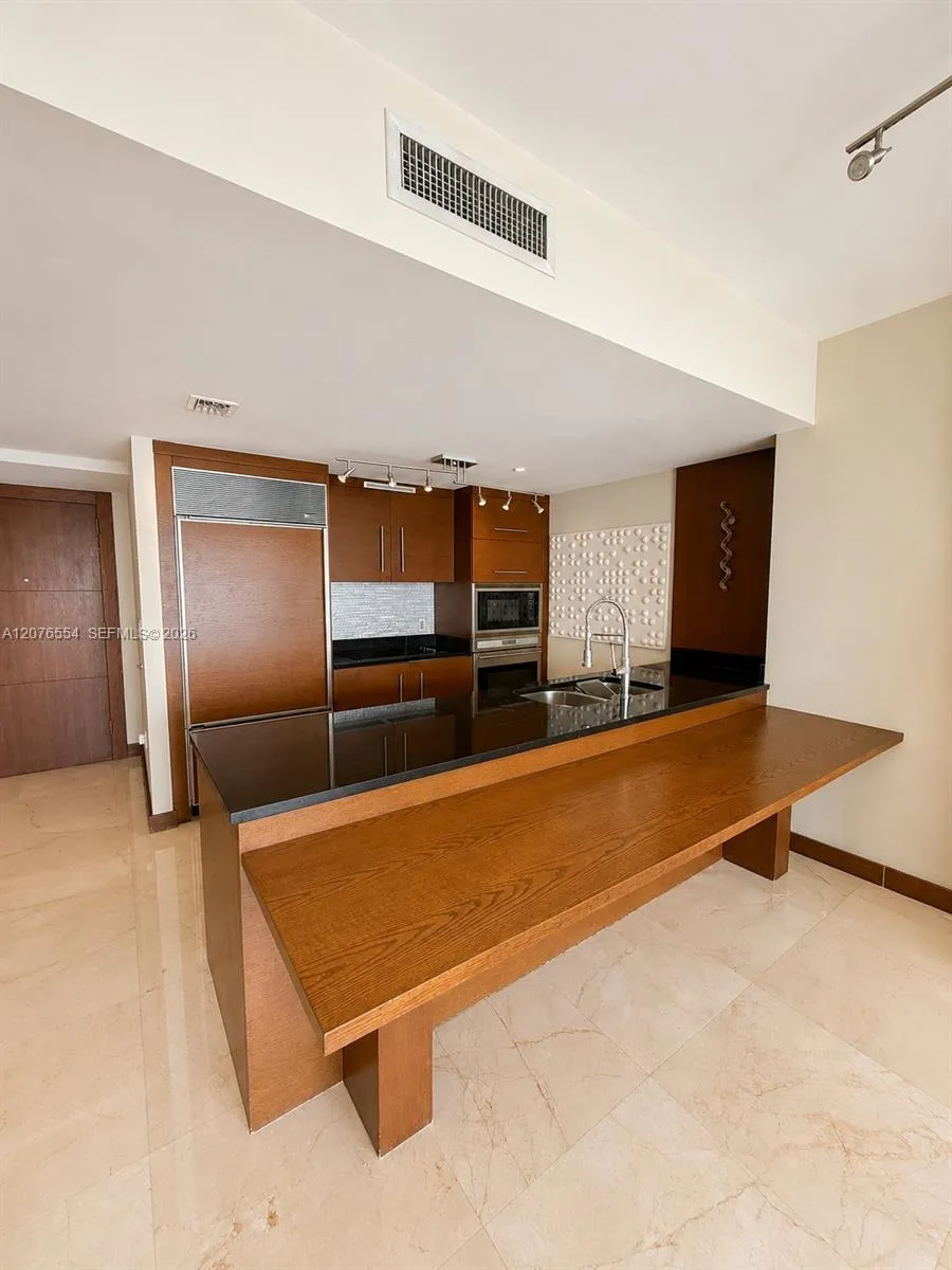465 Brickell Ave #5605 Miami, FL 33131