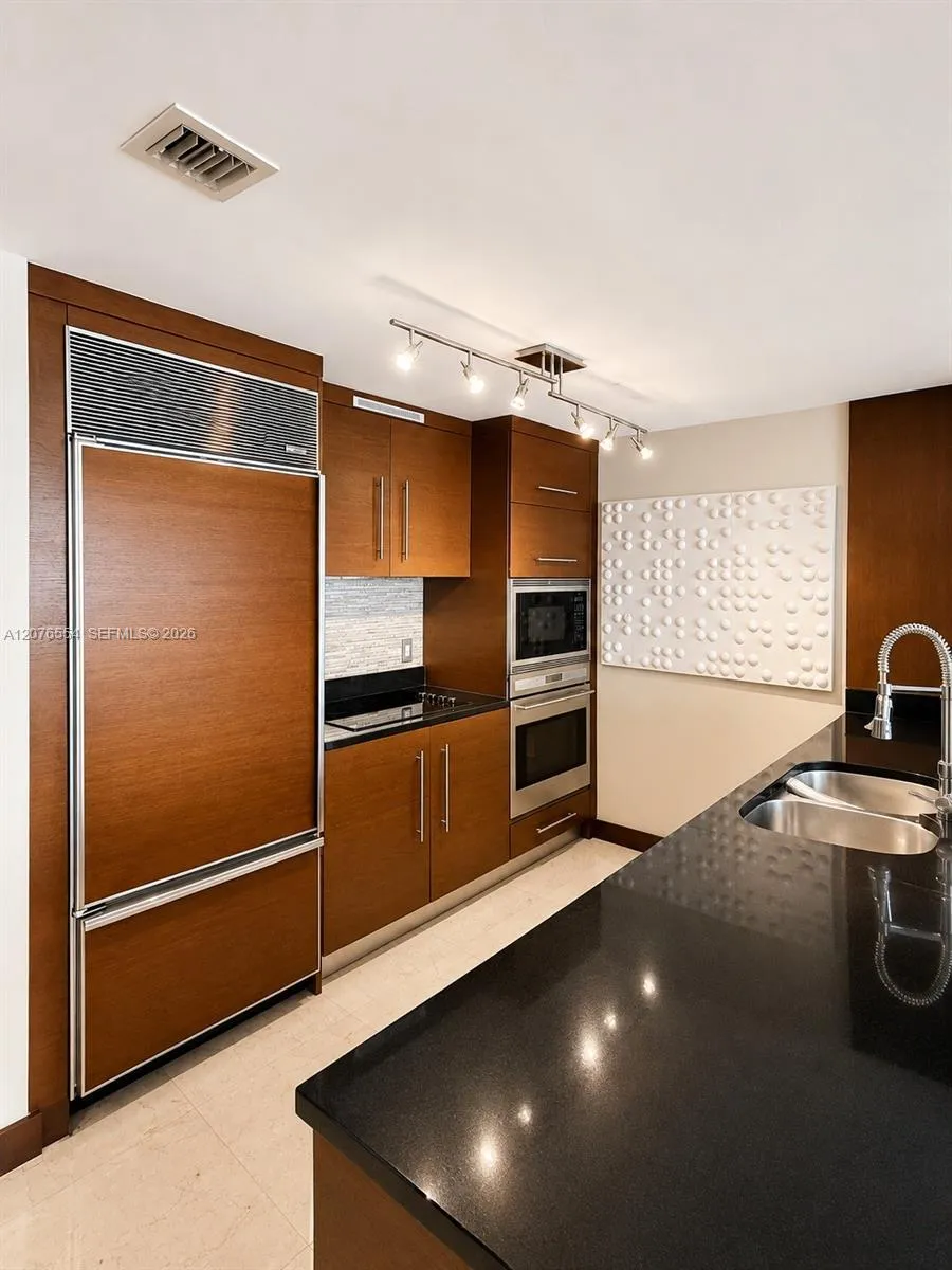465 Brickell Ave #5605 Miami, FL 33131
