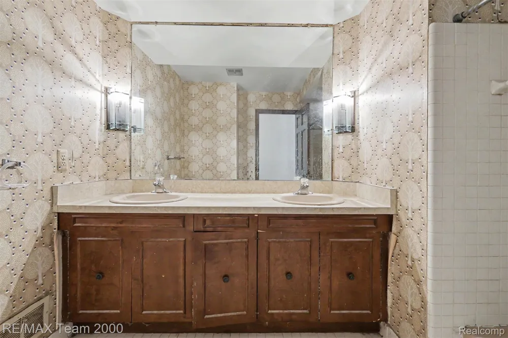 3030 Bloomfield Park Drive West Bloomfield Charter Township, MI 48323