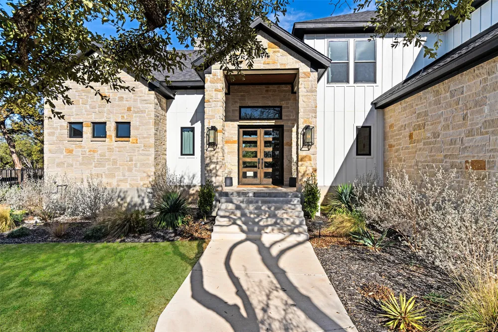 316 Stockman Drive Dripping Springs, TX 78620