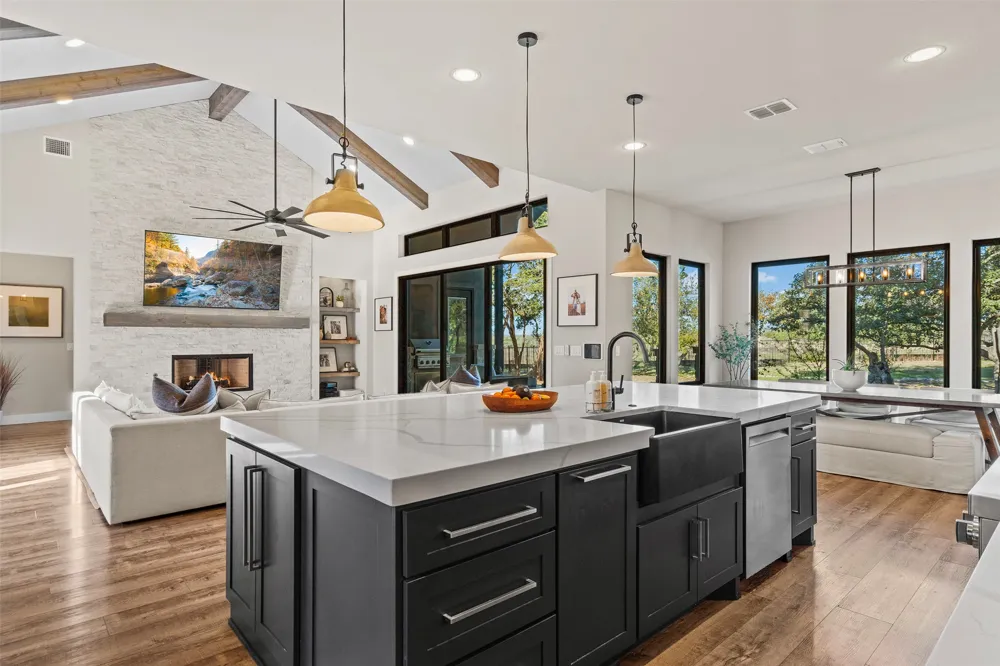 316 Stockman Drive Dripping Springs, TX 78620