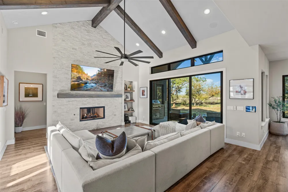 316 Stockman Drive Dripping Springs, TX 78620