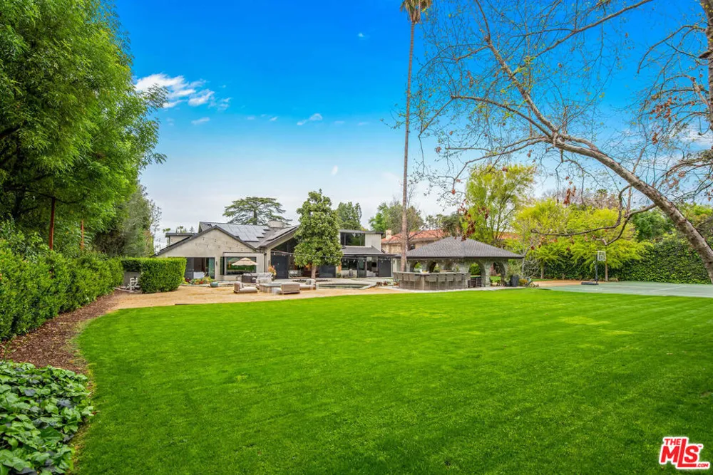 17352 MAGNOLIA BOULEVARD Encino, CA 91316