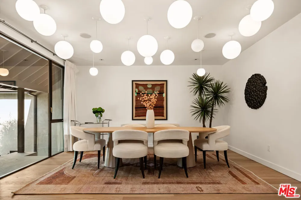 17352 MAGNOLIA BOULEVARD Encino, CA 91316