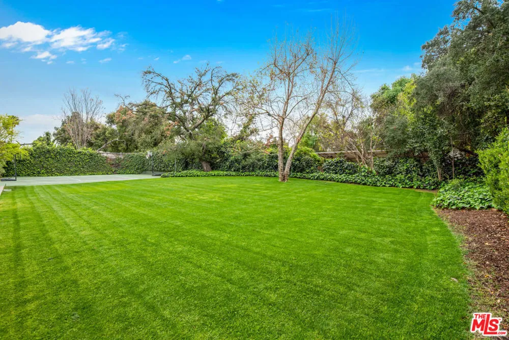 17352 MAGNOLIA BOULEVARD Encino, CA 91316