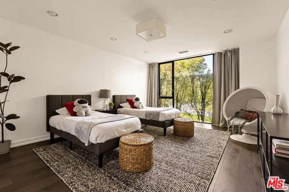 17352 MAGNOLIA BOULEVARD Encino, CA 91316