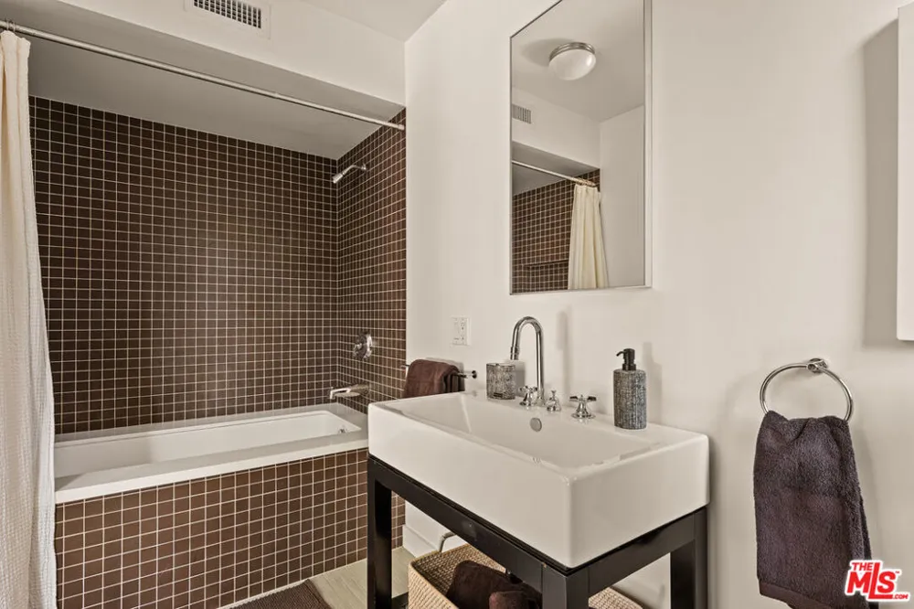 17352 MAGNOLIA BOULEVARD Encino, CA 91316