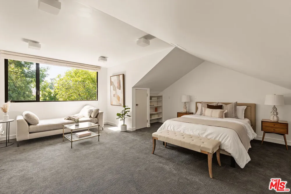 17352 MAGNOLIA BOULEVARD Encino, CA 91316