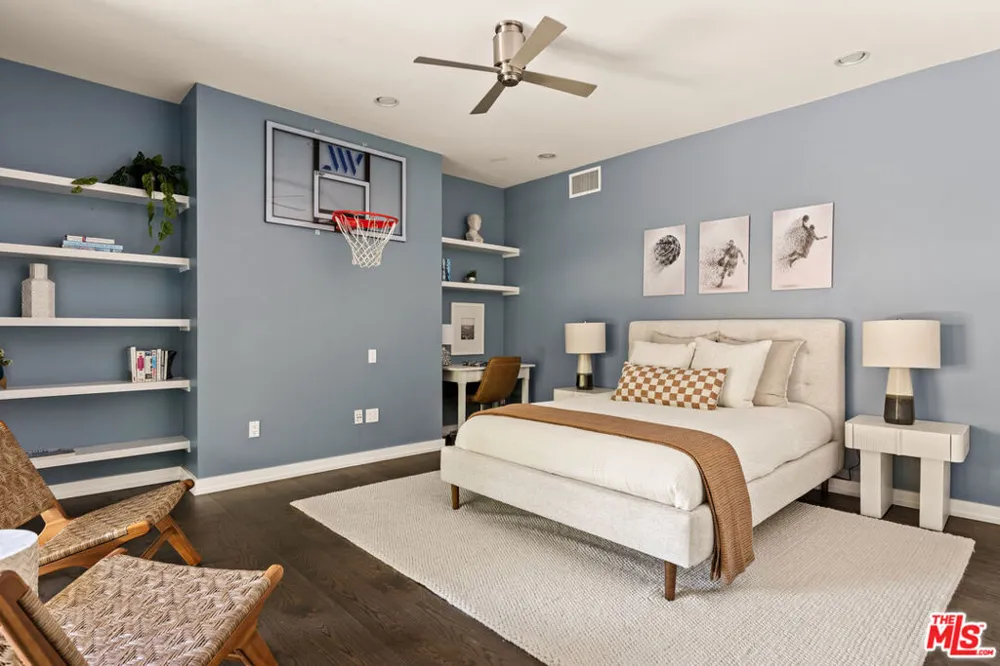 17352 MAGNOLIA BOULEVARD Encino, CA 91316