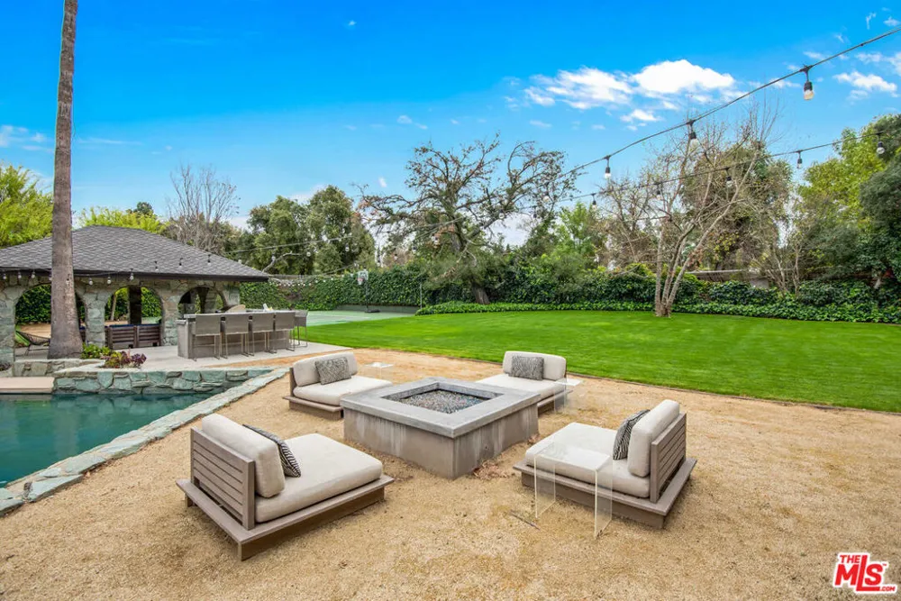17352 MAGNOLIA BOULEVARD Encino, CA 91316