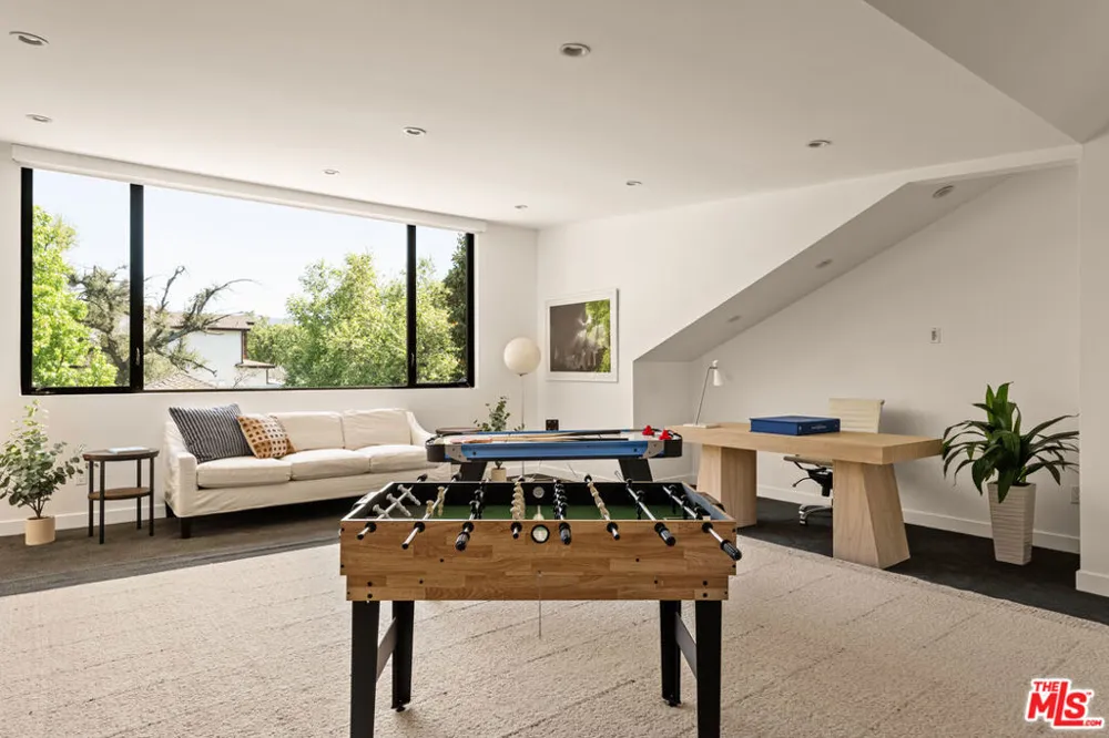 17352 MAGNOLIA BOULEVARD Encino, CA 91316
