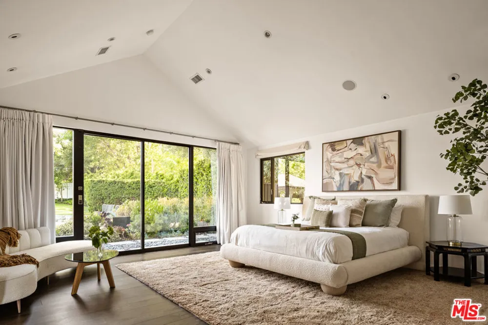 17352 MAGNOLIA BOULEVARD Encino, CA 91316