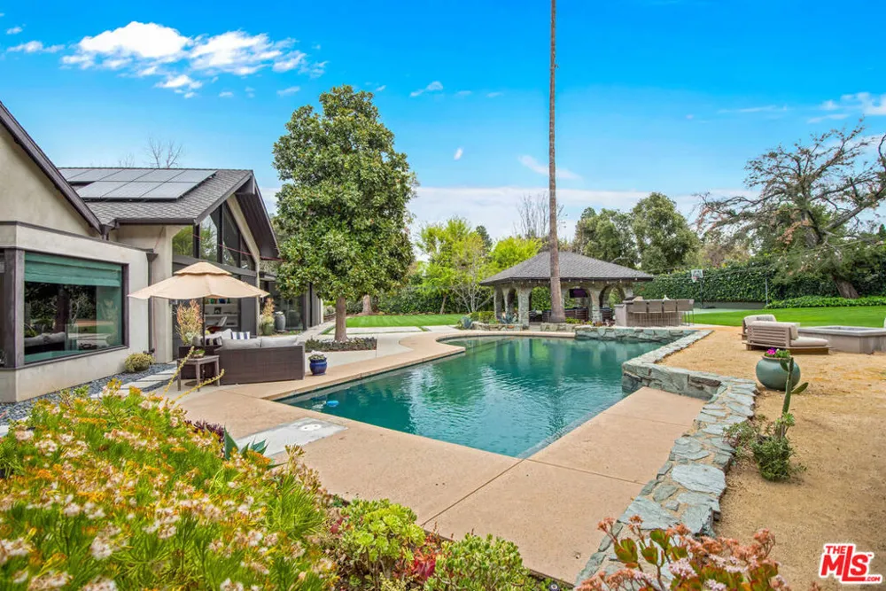 17352 MAGNOLIA BOULEVARD Encino, CA 91316