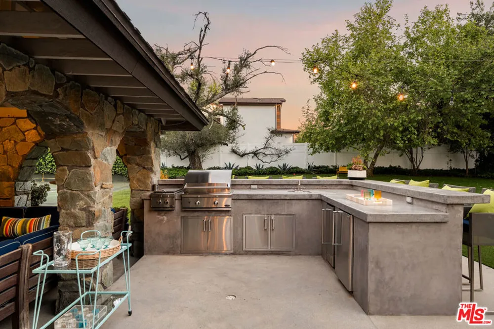 17352 MAGNOLIA BOULEVARD Encino, CA 91316