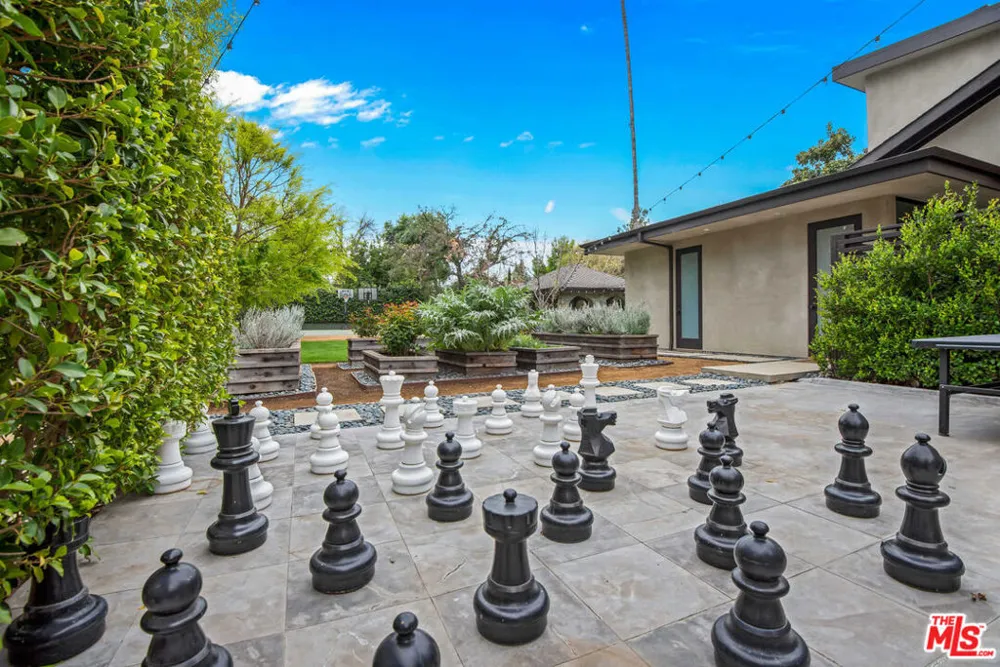 17352 MAGNOLIA BOULEVARD Encino, CA 91316
